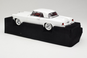 Lincoln Continental Mark II Fehér Road Signature 1:18 20078-P1 Fém – 5. kép a 6-ből