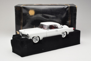 Lincoln Continental Mark II Fehér Road Signature 1:18 20078-P1 Fém – 6. kép a 6-ből