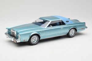 Lincoln Continental Mark V Blue Metallic MCG 1:18 MCG18369 Fém
