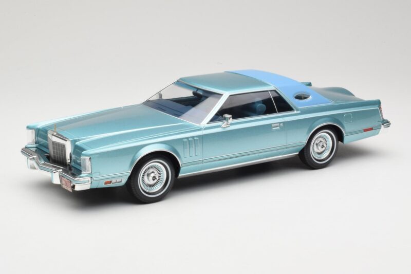 Lincoln Continental Mark V Blue Metallic MCG 1:18 MCG18369 Fém