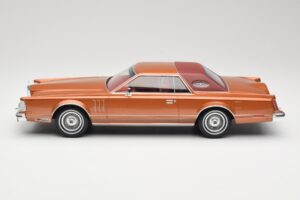 Lincoln Continental Mark V Crystal Apricot Metallic MCG 1:18 MCG18370 Fém – 3. kép a 6-ből
