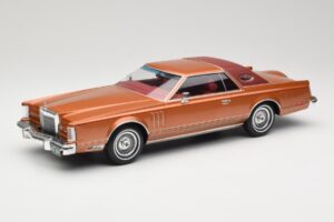 Lincoln Continental Mark V Crystal Apricot Metallic MCG 1:18 MCG18370 Fém