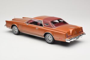 Lincoln Continental Mark V Crystal Apricot Metallic MCG 1:18 MCG18370 Fém – 5. kép a 6-ből