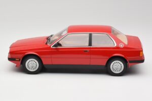 Maserati BiTurbo Coupe Rosso Corsa Minichamps 1:18 107123501 Gyanta – 3. kép a 6-ből