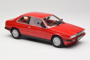 Maserati BiTurbo Coupe Rosso Corsa Minichamps 1:18 107123501 Gyanta – 4. kép a 6-ből