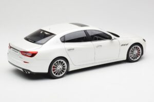 Maserati Quattroporte VI GTS Alpine Fehér AUTOart 1:18 75808 Fém – 3. kép a 8-ből