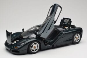 McLaren F1 Dark Green Metallic Minichamps 1:12 530133127 Fém – 2. kép a 9-ből