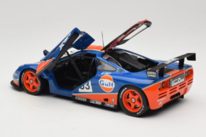 McLaren F1 GTR Gulf #33 R. Bellm / M. Weaver / J-J. Lehto 24 Hours of Le Mans 1996 UT Models 1:18 530161833 Fém – 5. kép a 8-ből