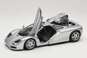 McLaren F1 Ezüst UT Models 1:18 530133180-R1 Fém – 2. kép a 8-ből