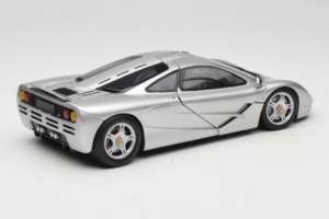 McLaren F1 Ezüst UT Models 1:18 530133180-R1 Fém – 3. kép a 8-ből