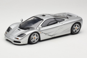 McLaren F1 Ezüst UT Models 1:18 530133180-R1 Fém