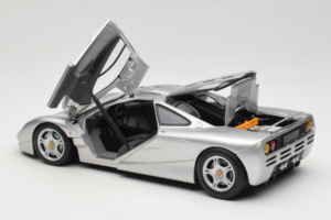McLaren F1 Ezüst UT Models 1:18 530133180-R1 Fém – 5. kép a 8-ből