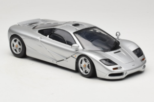 McLaren F1 Ezüst UT Models 1:18 530133180-R1 Fém – 6. kép a 8-ből