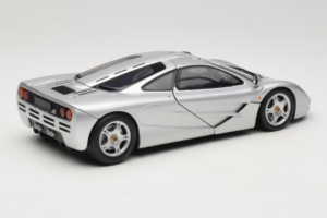 McLaren F1 Ezüst UT Models 1:18 530133180 Fém – 3. kép a 8-ből