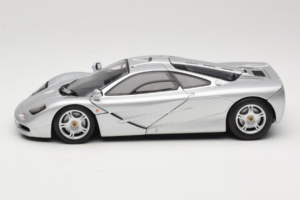 McLaren F1 Ezüst UT Models 1:18 530133180 Fém – 4. kép a 8-ből