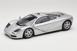 McLaren F1 Ezüst UT Models 1:18 530133180 Fém