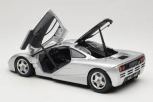 McLaren F1 Ezüst UT Models 1:18 530133180 Fém – 5. kép a 8-ből