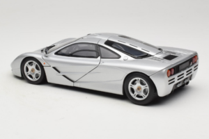 McLaren F1 Ezüst UT Models 1:18 530133180 Fém – 7. kép a 8-ből