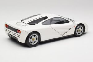 McLaren F1 Fehér Minichamps 1:18 530133424 Fém – 3. kép a 8-ből