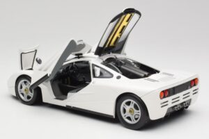 McLaren F1 Fehér Minichamps 1:18 530133424 Fém – 5. kép a 8-ből