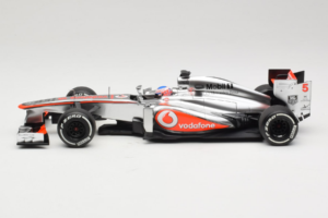 McLaren MP4-28 Mercedes #5 J. Button Vodafone McLaren F1 2013 Minichamps 1:18 530131805 Fém – 3. kép a 7-ből