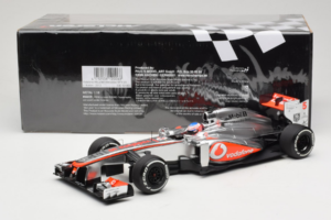 McLaren MP4-28 Mercedes #5 J. Button Vodafone McLaren F1 2013 Minichamps 1:18 530131805 Fém – 6. kép a 7-ből