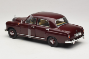 Mercedes 180 Ponton Sötétpiros Revell 1:18 08876 Fém – 5. kép a 6-ből