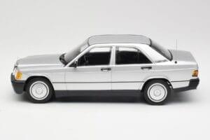 Mercedes 190E W201 Ezüst Minichamps 1:18 155037004 Fém – 3. kép a 6-ből
