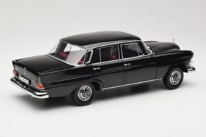 Mercedes 200 W110 Fekete Norev 1:18 183574 Fém – 3. kép a 8-ből