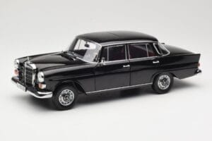 Mercedes 200 W110 Fekete Norev 1:18 183574 Fém