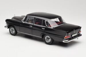 Mercedes 200 W110 Fekete Norev 1:18 183574 Fém – 7. kép a 8-ből