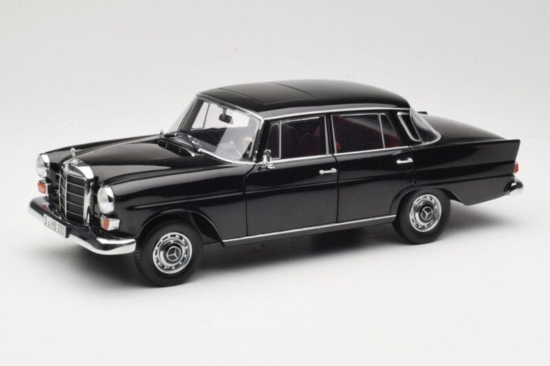 Mercedes 200 W110 Fekete Norev 1:18 183574 Fém