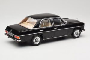 Mercedes 220D W115 Fekete MCG 1:18 MCG18117 Fém – 2. kép a 6-ből
