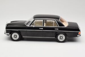 Mercedes 220D W115 Fekete MCG 1:18 MCG18117 Fém – 3. kép a 6-ből