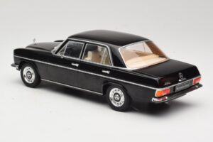 Mercedes 220D W115 Fekete MCG 1:18 MCG18117 Fém – 5. kép a 6-ből