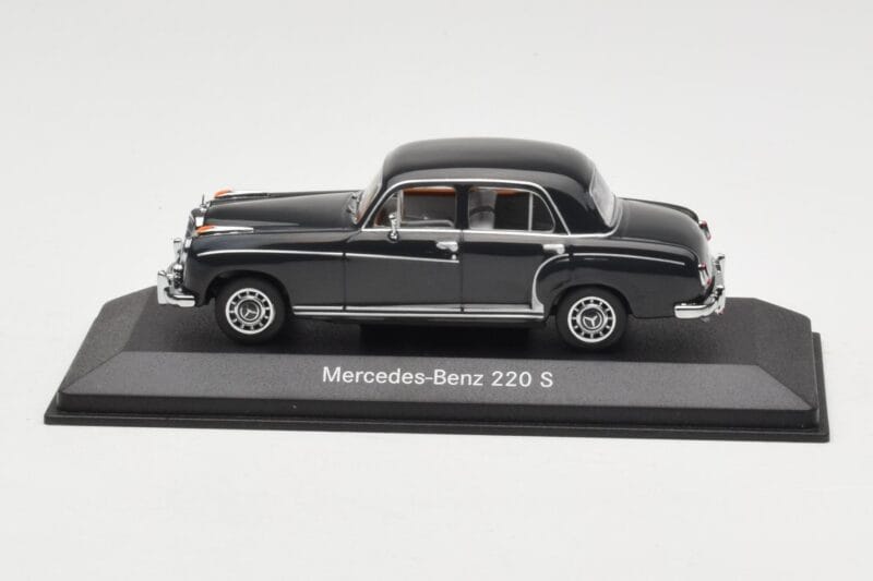 Mercedes 220S W180 Világosszürke Minichamps 1:43 Mercedes 220S W180 Világosszürke Minichamps 1:43 B66040534 Fém