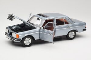Mercedes 230E W123 Ezüst & Világoskék Revell 1:18 08407 Fém – 2. kép a 8-ből