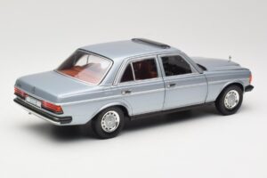 Mercedes 230E W123 Ezüst & Világoskék Revell 1:18 08407 Fém – 3. kép a 8-ből
