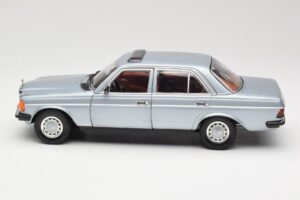 Mercedes 230E W123 Ezüst & Világoskék Revell 1:18 08407 Fém – 4. kép a 8-ből