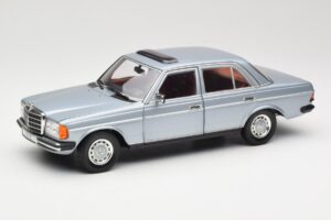 Mercedes 230E W123 Ezüst & Világoskék Revell 1:18 08407 Fém