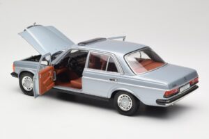 Mercedes 230E W123 Ezüst & Világoskék Revell 1:18 08407 Fém – 5. kép a 8-ből