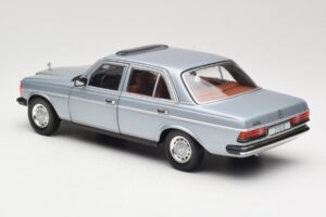 Mercedes 230E W123 Ezüst & Világoskék Revell 1:18 08407 Fém – 7. kép a 8-ből