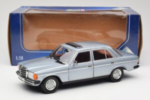 Mercedes 230E W123 Ezüst & Világoskék Revell 1:18 08407 Fém – 8. kép a 8-ből