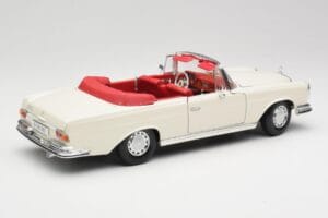 Mercedes 280SE W108 Ivory Fehér Maisto 1:18 50223 Fém – 3. kép a 8-ből