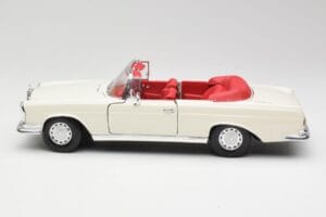 Mercedes 280SE W108 Ivory Fehér Maisto 1:18 50223 Fém – 4. kép a 8-ből