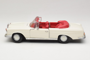 Mercedes 280 SE W108 Fehér Maisto 1:18 52111 Fém – 4. kép a 8-ből