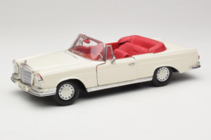 Mercedes 280 SE W108 Fehér Maisto 1:18 52111 Fém