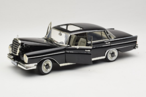 Mercedes 300 SE W112 Black Metallic Revell 1:18 08910 Fém – 2. kép a 8-ből