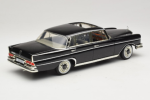 Mercedes 300 SE W112 Black Metallic Revell 1:18 08910 Fém – 3. kép a 8-ből