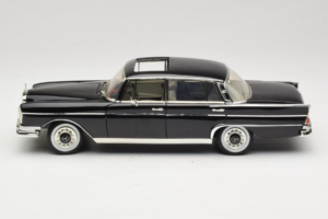 Mercedes 300 SE W112 Black Metallic Revell 1:18 08910 Fém – 4. kép a 8-ből